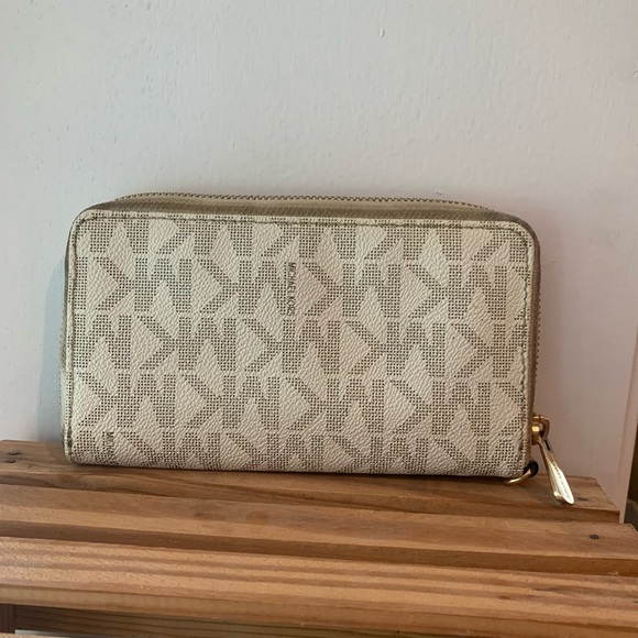 Classic Michael Kors Wallet - Picture 2 of 8